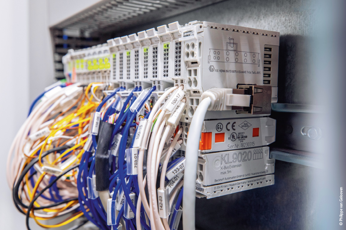 数十台 CX5230 嵌入式控制器与 120 多个 BK9050 TCP/IP 耦合器协同工作，采集暖通空调、给排水、电力、照明、遮阳和消防等子系统中的所有数据