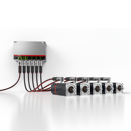 AMP8000 将伺服驱动器直接集成到伺服电机中，结构非常紧凑。由于电力电子器件可以直接移放到设备上，因此控制柜内所需的空间可以减小到只要够装一个耦合模块即可，通过一个配电模块即可使用一根电缆为多个伺服驱动器供电。