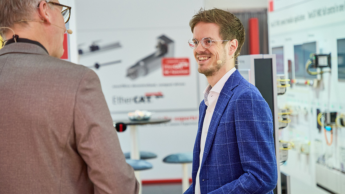 TwinCAT 3 CoAgent for Engineering supports control programmers with precise code suggestions, optimizations, and automatic documentation. In addition, the new CoAgent for Operations module allows the agent technology to be used productively in operating systems. Jannis Doppmeier, product manager, tells us how development is progressing and explains how this AI assistant functions in programming and machine operation.