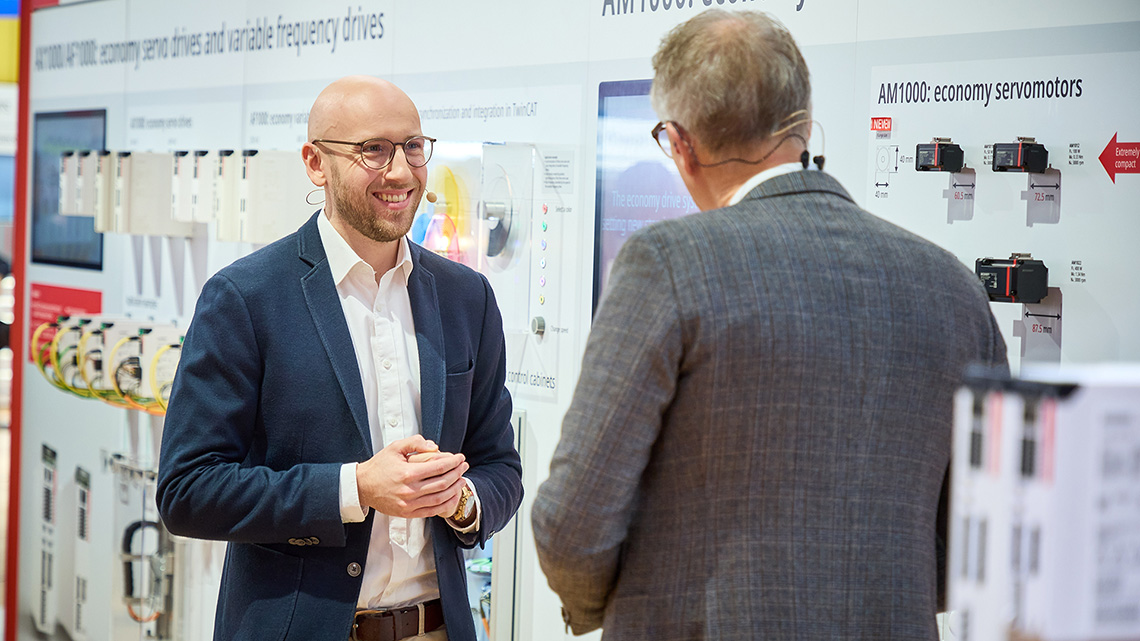 AM1000 伺服电机作为一款采用稳健设计、高性价比的伺服电机，可对经济型驱动系统形成补充，适用于高动态定位任务。它与 AX1000 相结合，为机械制造领域提供了一个完整、精简的驱动解决方案。欢迎观看本视频，深入了解该系统解决方案的更多优势。